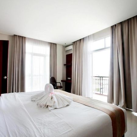 Karlita Hotel Tegal Екстер'єр фото