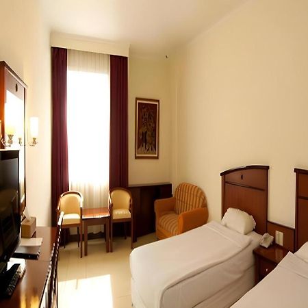 Karlita Hotel Tegal Екстер'єр фото