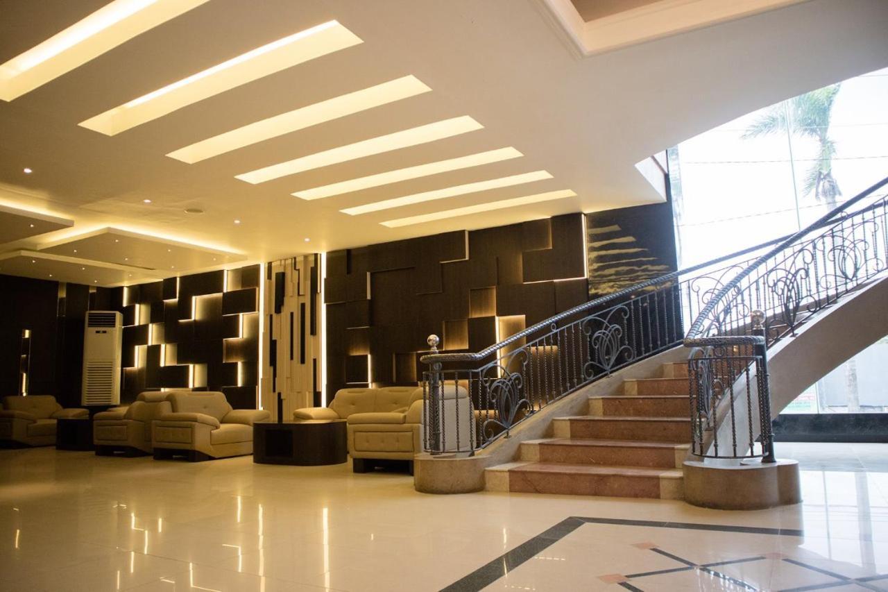Karlita Hotel Tegal Екстер'єр фото
