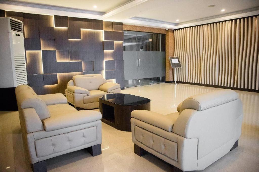 Karlita Hotel Tegal Екстер'єр фото
