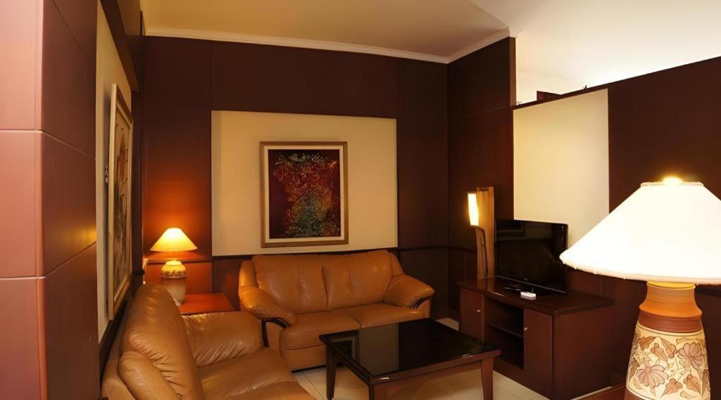 Karlita Hotel Tegal Екстер'єр фото