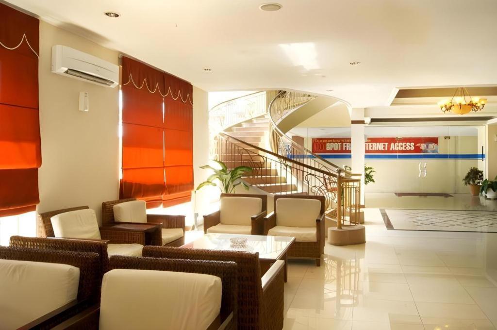 Karlita Hotel Tegal Екстер'єр фото