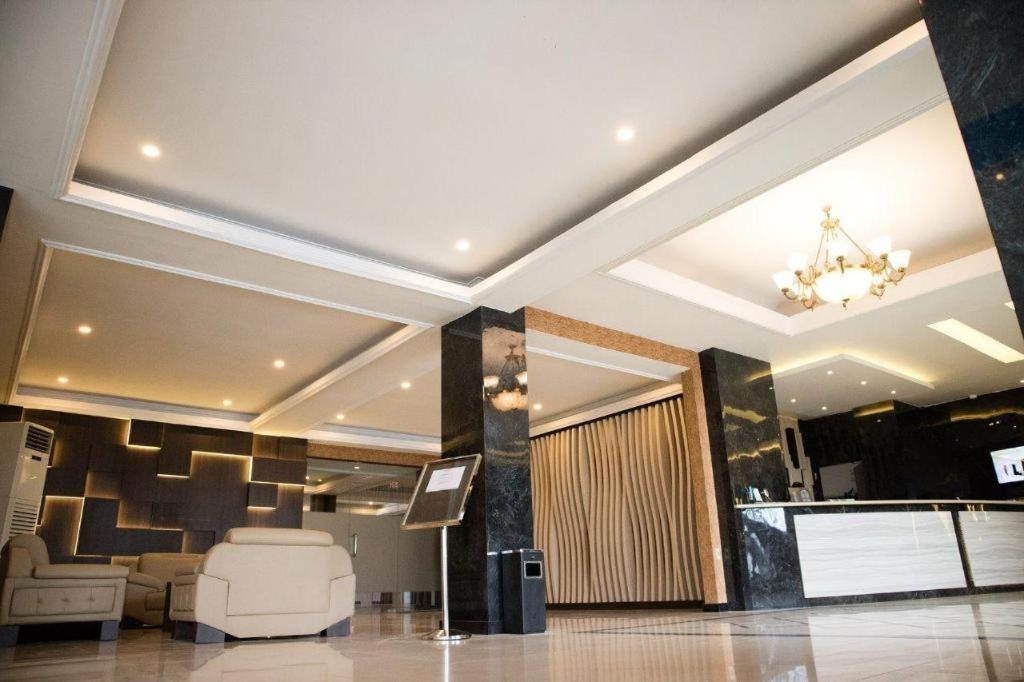 Karlita Hotel Tegal Екстер'єр фото
