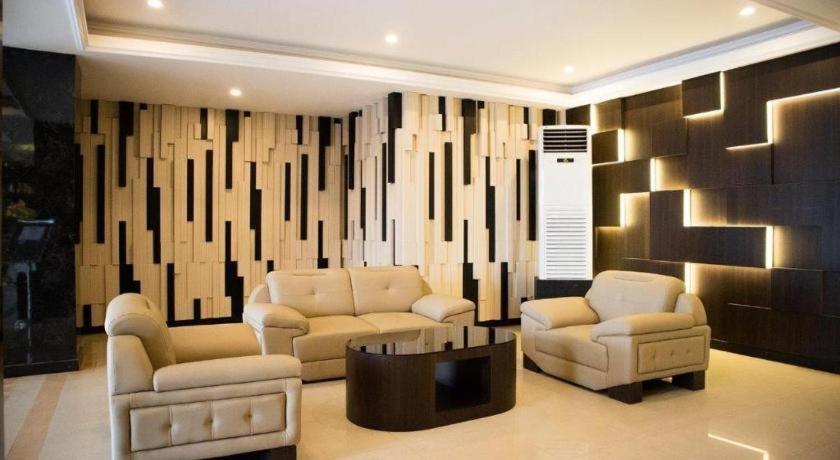 Karlita Hotel Tegal Екстер'єр фото