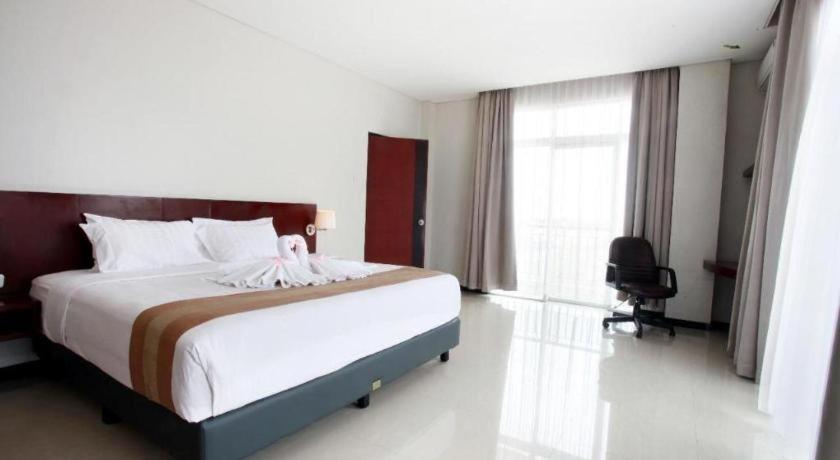 Karlita Hotel Tegal Екстер'єр фото