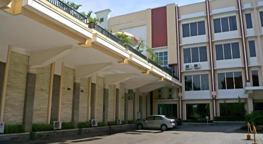 Karlita Hotel Tegal Екстер'єр фото