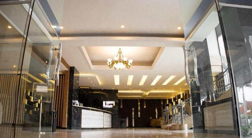 Karlita Hotel Tegal Екстер'єр фото