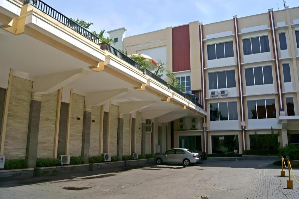 Karlita Hotel Tegal Екстер'єр фото