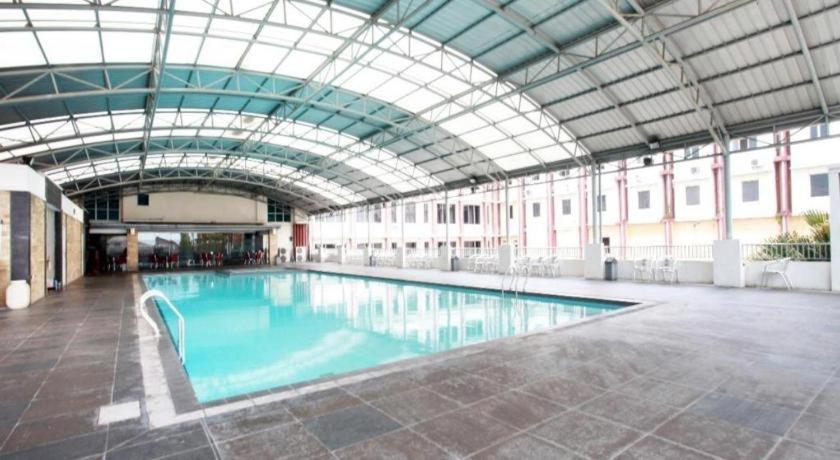 Karlita Hotel Tegal Екстер'єр фото