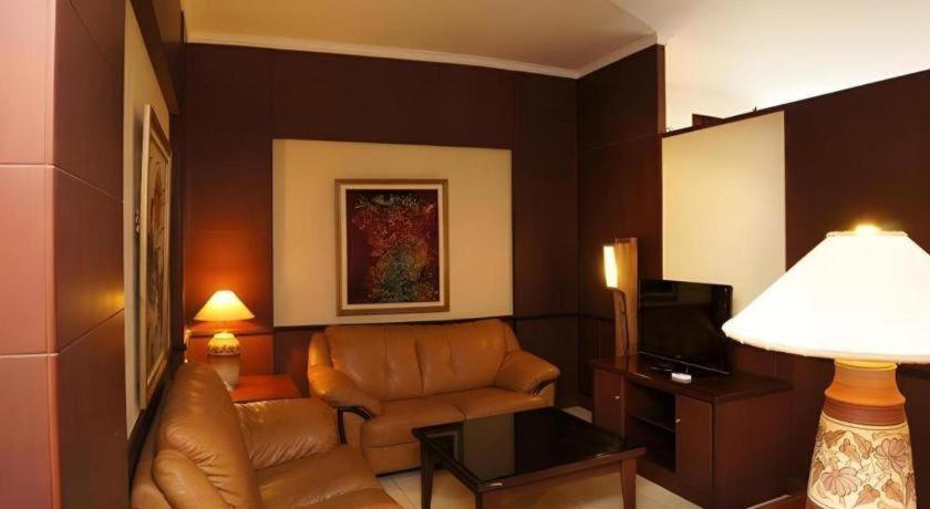 Karlita Hotel Tegal Екстер'єр фото