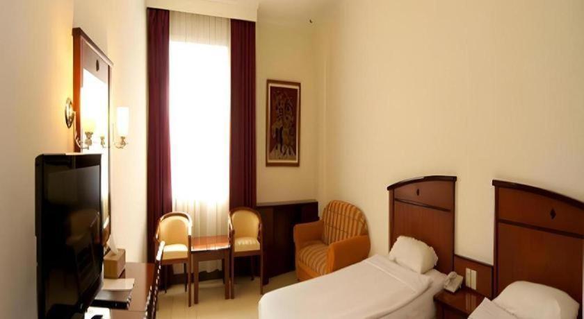 Karlita Hotel Tegal Екстер'єр фото