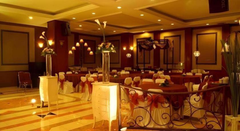 Karlita Hotel Tegal Екстер'єр фото
