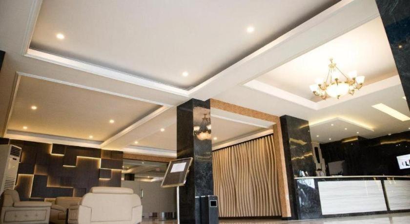 Karlita Hotel Tegal Екстер'єр фото