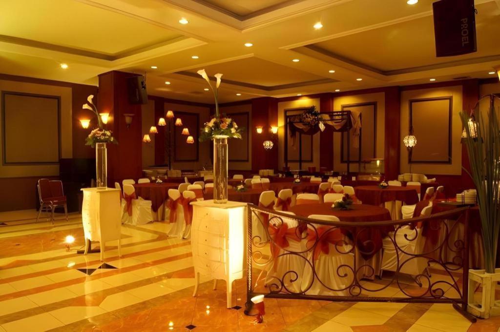 Karlita Hotel Tegal Екстер'єр фото