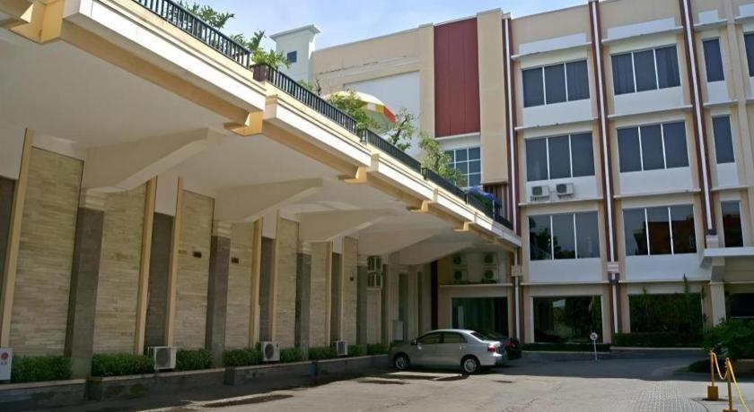 Karlita Hotel Tegal Екстер'єр фото