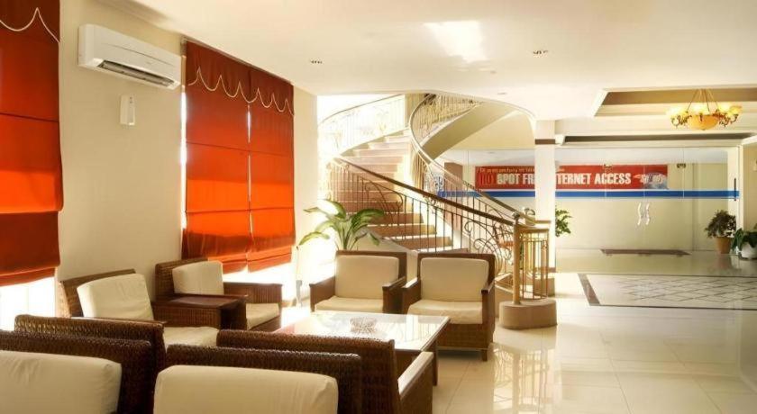 Karlita Hotel Tegal Екстер'єр фото