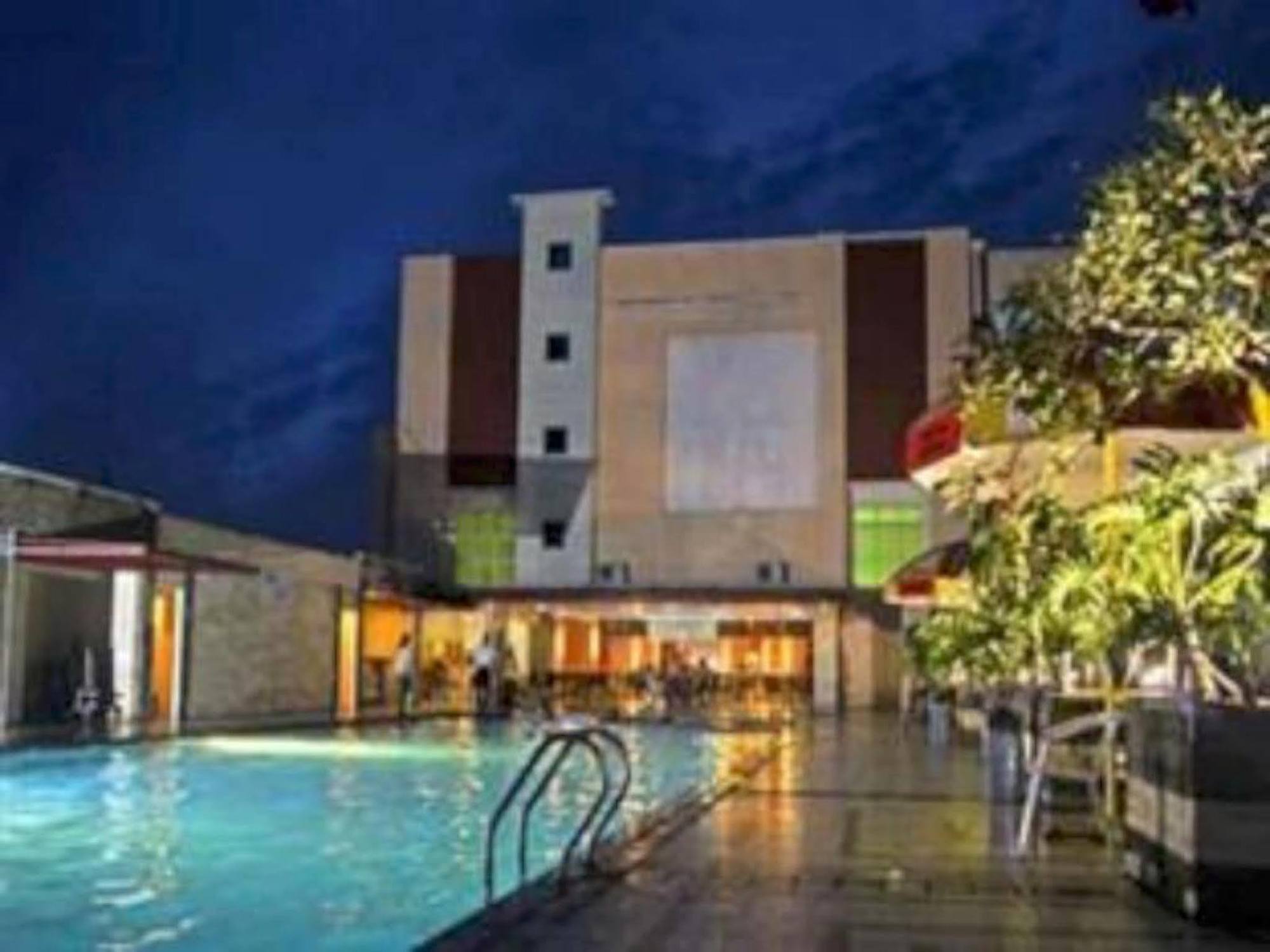 Karlita Hotel Tegal Екстер'єр фото