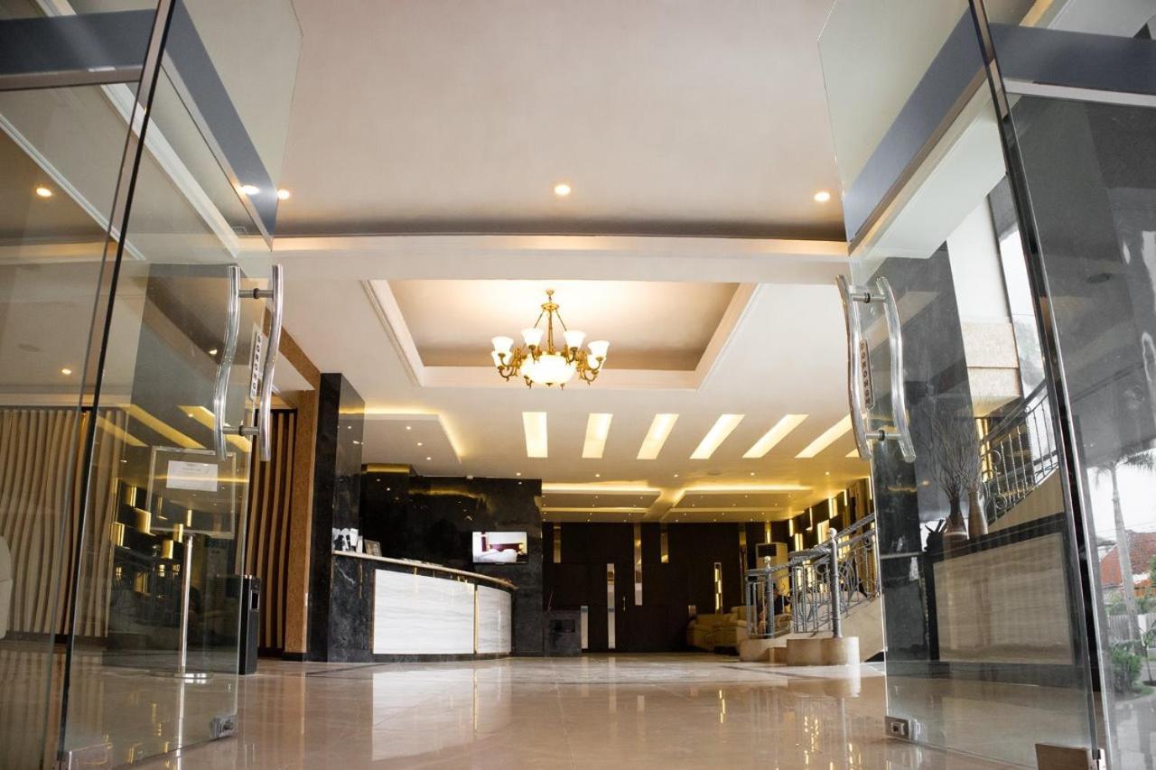 Karlita Hotel Tegal Екстер'єр фото