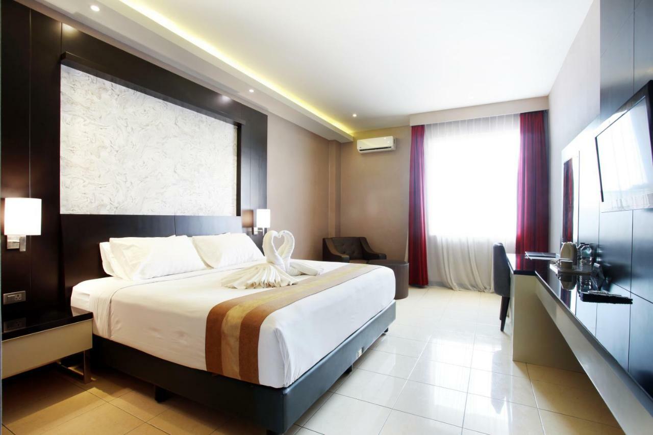 Karlita Hotel Tegal Екстер'єр фото