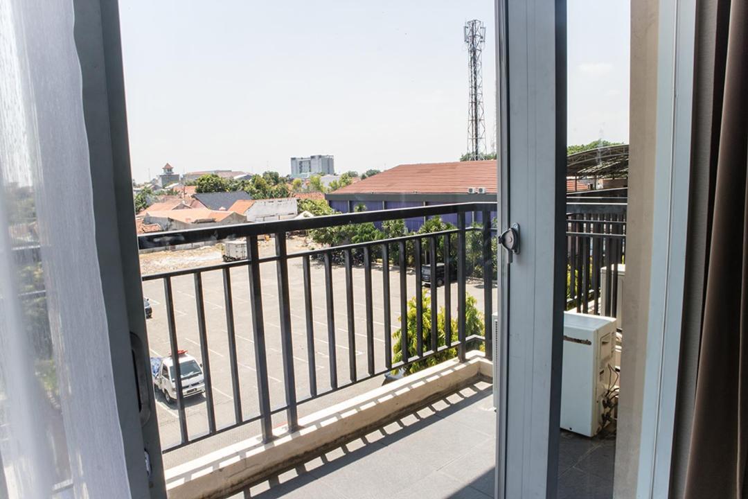 Karlita Hotel Tegal Екстер'єр фото